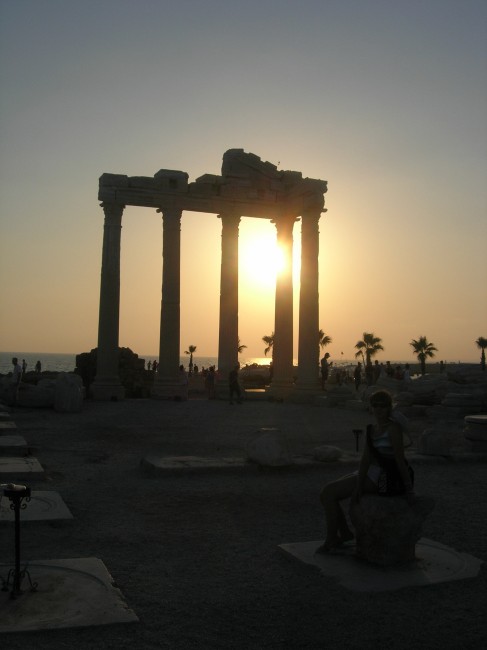 Ruiny Świątyni Apolla i zachód słońca
