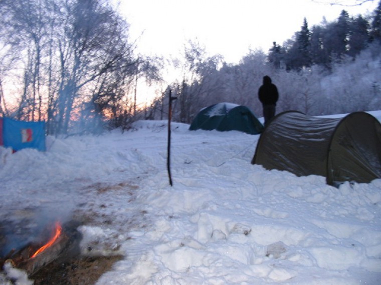 A gdy spadnie śnieg namiot staje się długo wyczekiwanym w trakcie wędrówki miejscem odpoczynku.. (Pieniny)
