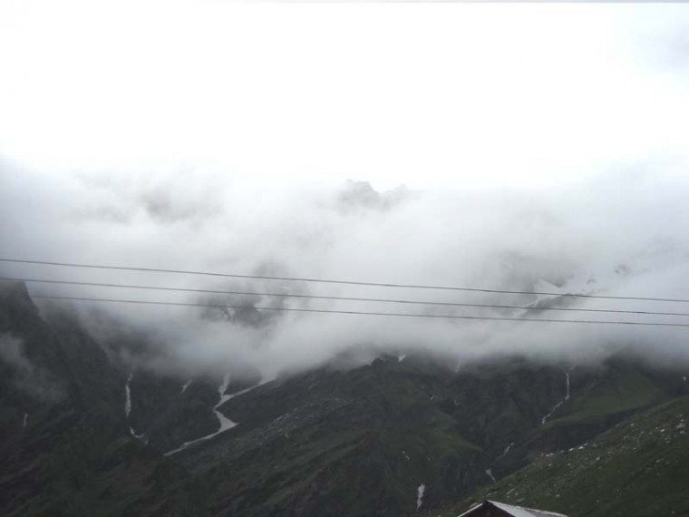 Rohtang La jest gdzieś tam w górze, ukryta wśród chmur..