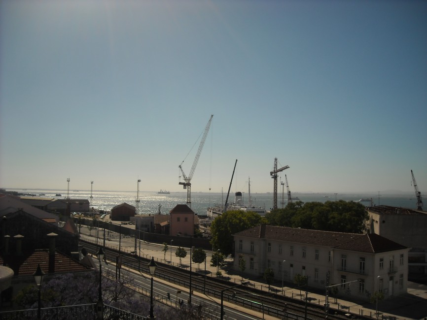 Lizbona-Doca de Alcantara ( widok z tarasu przy Museu de Arte Antiga)