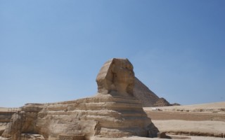  Sphinks, a w tle Piramida Cheopsa