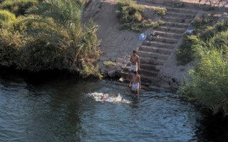  Kąpiel w Nilu, Esna