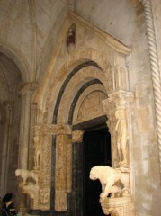 Wejścia do katedry w Trogirze strzegą dwa kamienne lwy - Moje zdjęcia i blogi z podróży i wypraw