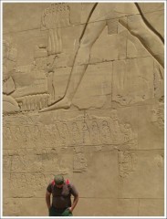 Pochylony nad problemami w świątyni w Karnaku - Moje zdjęcia i blogi z podróży i wypraw
