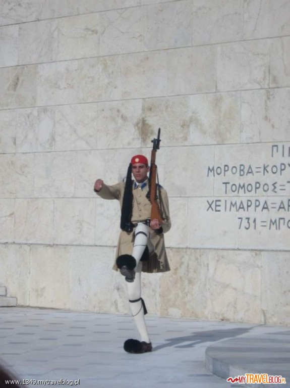 maszerujący grecki żołnierz podczas zmiany warty