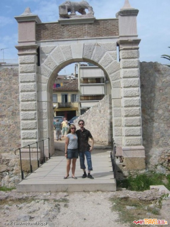 Z żoną na tle bramy starego miasta - Nafplio