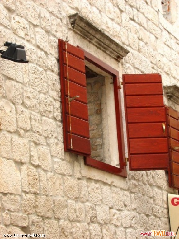 W Chorwacji mnóstwo jest kamiennych domów z okiennicami