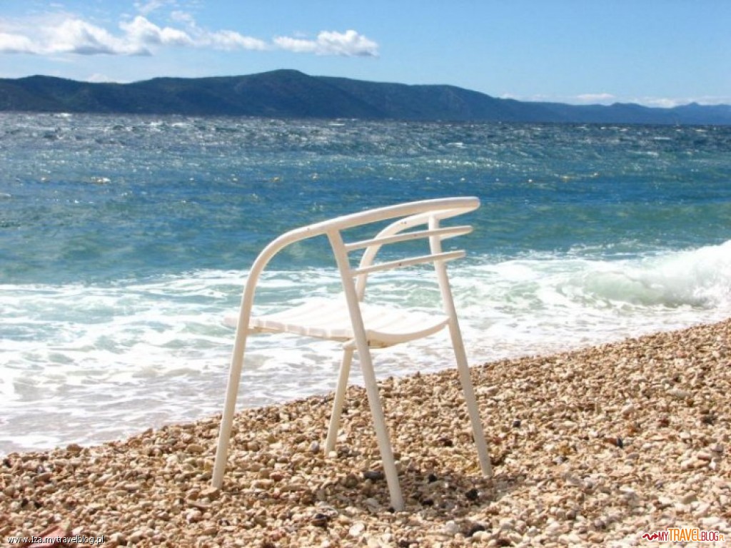 Słońce, błękitne morze i kamienna plaża - to wizytówka Chorwacji