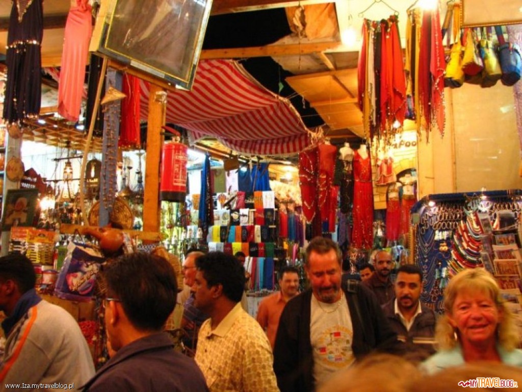 Gwar, ruch i mnogość towarów - bazar w Asuanie