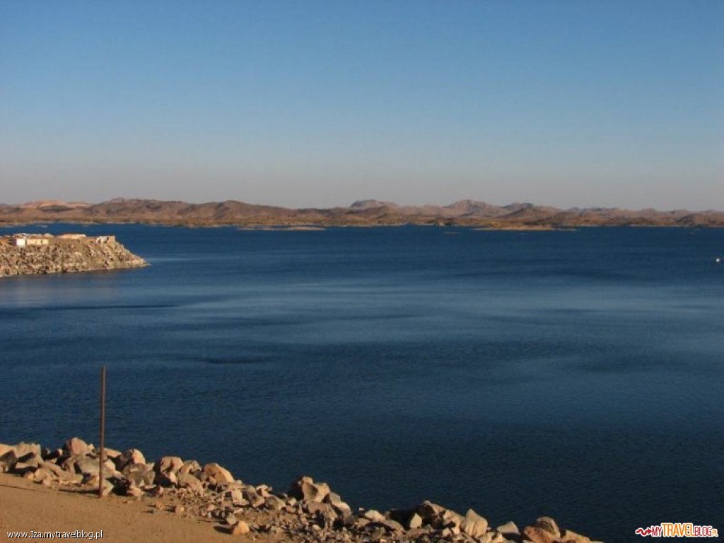 Jezioro Nasera - sztuczny zbiornik, którego powstanie dało kres corocznym wylewom Nilu.