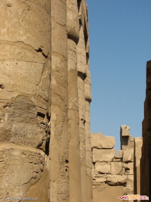 Fragment monumetalnych kolumn w sali hypostylowej w Karnaku