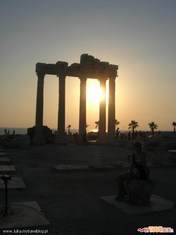 Ruiny Świątyni Apolla i zachód słońca
