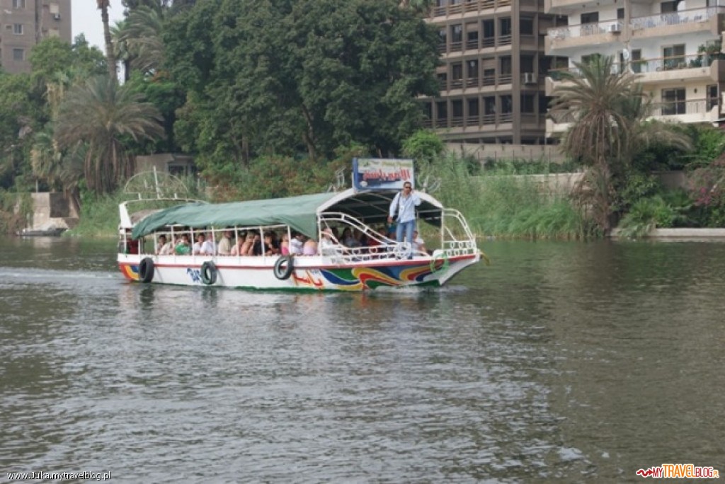 Łódź płynąca po Nilu