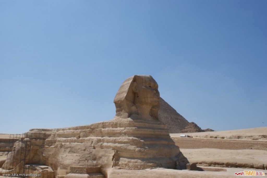 Sphinks, a w tle Piramida Cheopsa