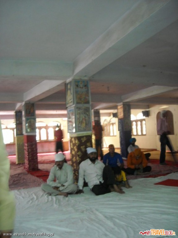 Wnętrze sali modlitwy w Gurudwarze