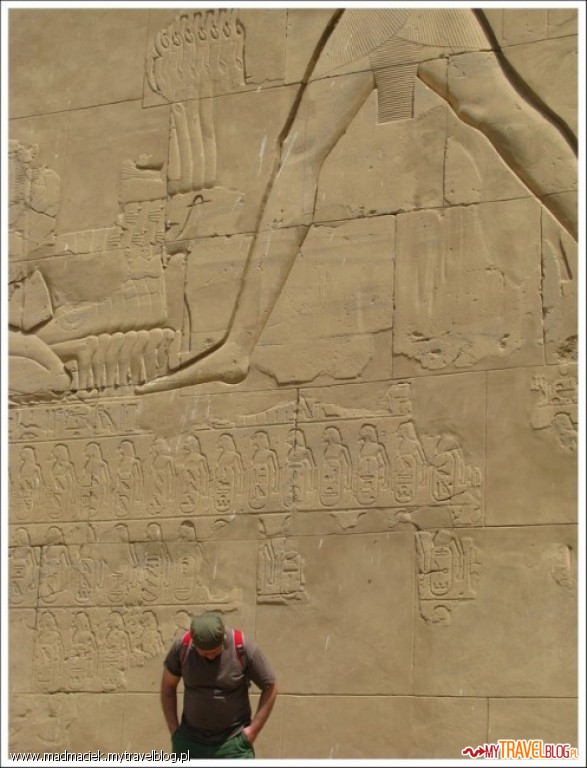 Pochylony nad problemami w świątyni w Karnaku