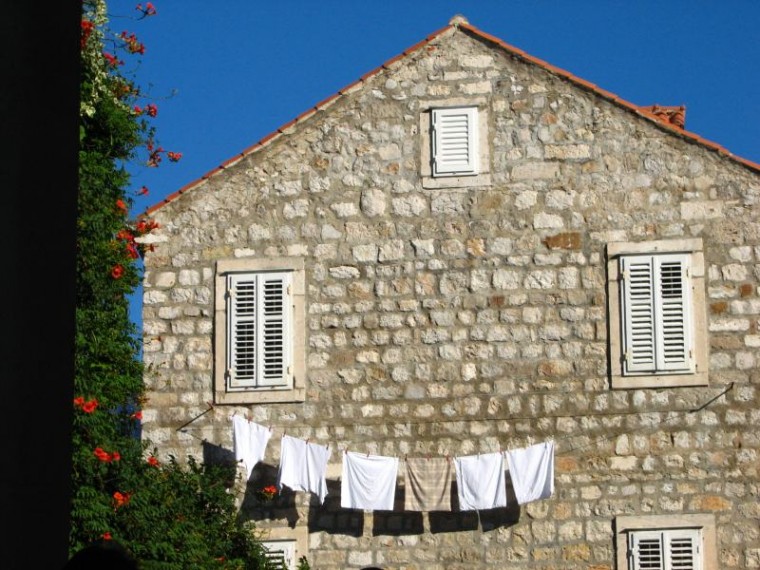 Życie na starówce w Dubrovniku toczy się swoim torem...