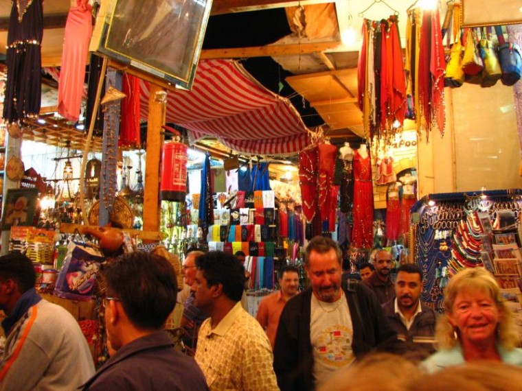 Gwar, ruch i mnogość towarów - bazar w Asuanie