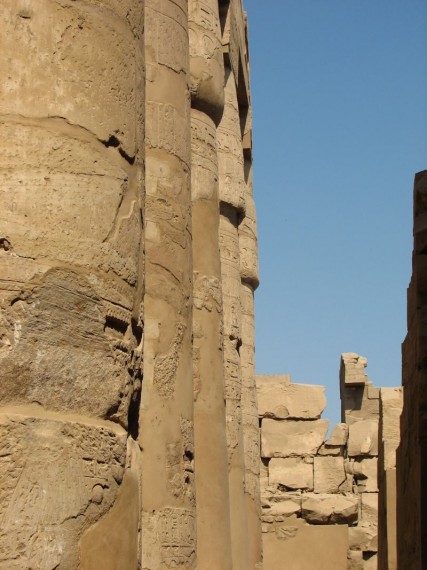 Fragment monumetalnych kolumn w sali hypostylowej w Karnaku
