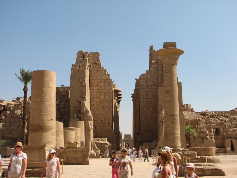 wejście do Karnaku - zniszczony pylon