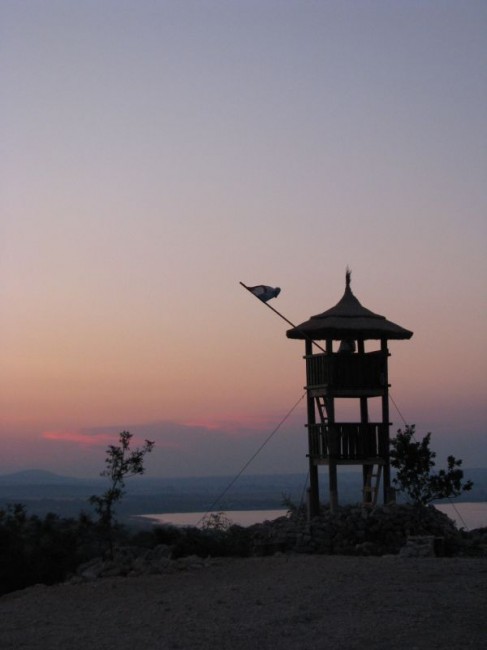 Vidikovac-czyli wieża widokowa wykorzystywana w sytuacjach zagrożenia pożarowego. Z jednej strony poleca się piękny widok na Adriatyk i pobliskie wysepki, a z drugiej widok na największe słodkie jezioro Chorwacji, Jezioro Vransko