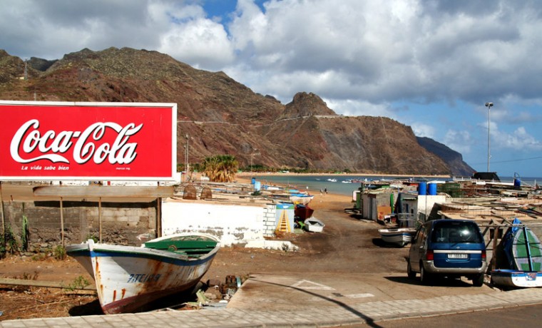 Istna Coca-Cola a w głębi plaża z piaskiem przywiezionym z Sahary. (San Andres)