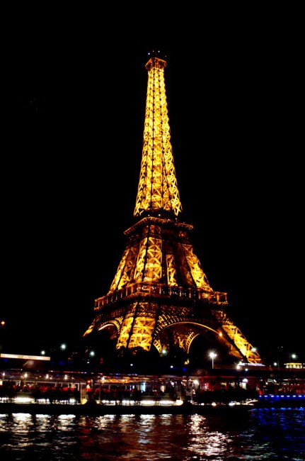 Wieczorny Paryż jest czarujący