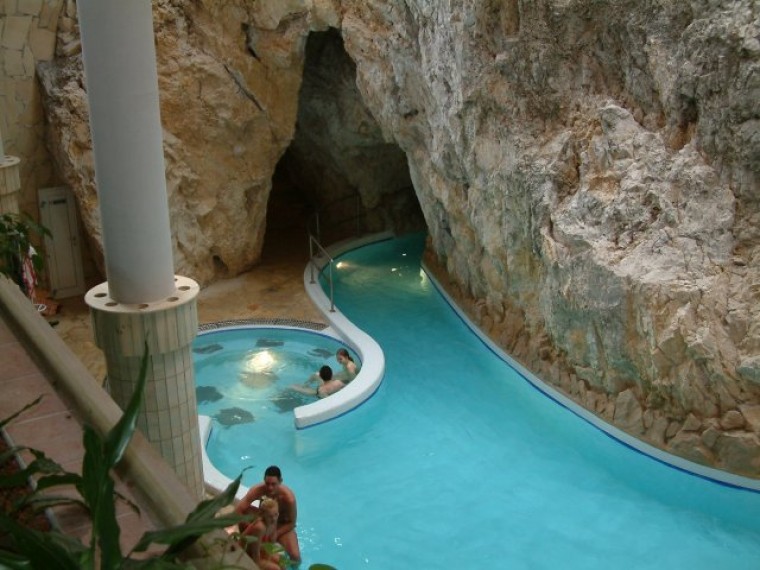 Miszkolc Tapolca - baseny w jaskiniach