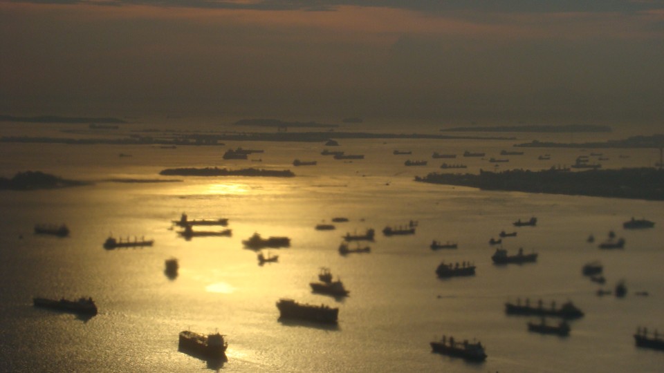 30.12.08 Landing in Singapur - it's the amazing view - dozens of ships manouvering among the small islands to reach the Singapur harbour 