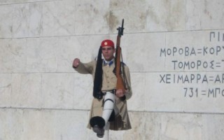  maszerujący grecki żołnierz podczas zmiany warty