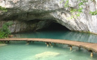  W parku narodowym Plitvice- mnostwo skał i zakamarków