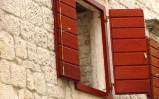  W Chorwacji mnóstwo jest kamiennych domów z okiennicami