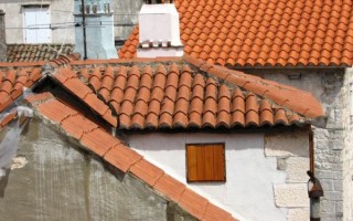  Czerwone dachy Trogiru
