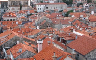  Czerwone dachy Dubrovnika w popołudniowym słońcu