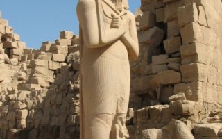  Posąg Ramzesa w Karnaku