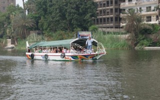  Łódź płynąca po Nilu