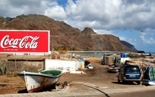  Istna Coca-Cola a w głębi plaża z piaskiem przywiezionym z Sahary. (San Andres)