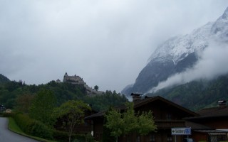  Z alpejskich mgieł wyłania się zamek w Werfen.