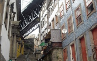  Porto- schody w kierunku górnej kondygnacji mostu Ponte de D. Luís I