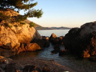 Skały i woda - plaża w Chorwacji - Moje zdjęcia i blogi z podróży i wypraw