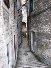 Wąskie uliczki Splitu - podobnie jest w każdym miasteczku - Moje zdjęcia i blogi z podróży i wypraw