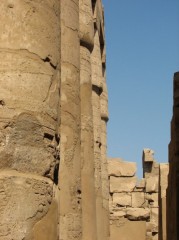 Fragment monumetalnych kolumn w sali hypostylowej w Karnaku - Moje zdjęcia i blogi z podróży i wypraw