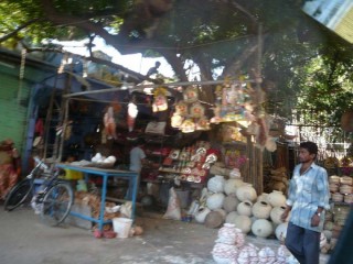 Handel na ulicy w pobliżu Sardar Bazaar - Moje zdjęcia i blogi z podróży i wypraw