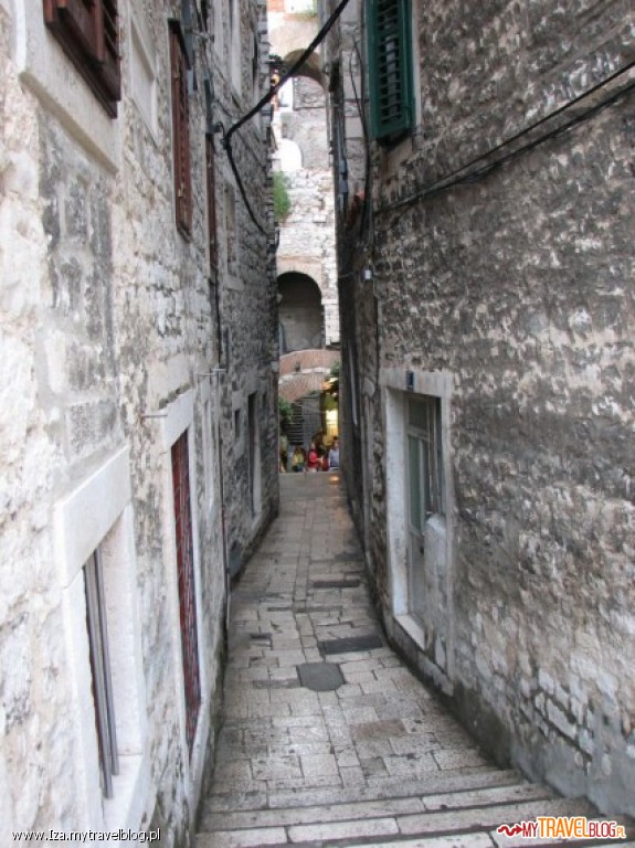Wąskie uliczki Splitu - podobnie jest w każdym miasteczku
