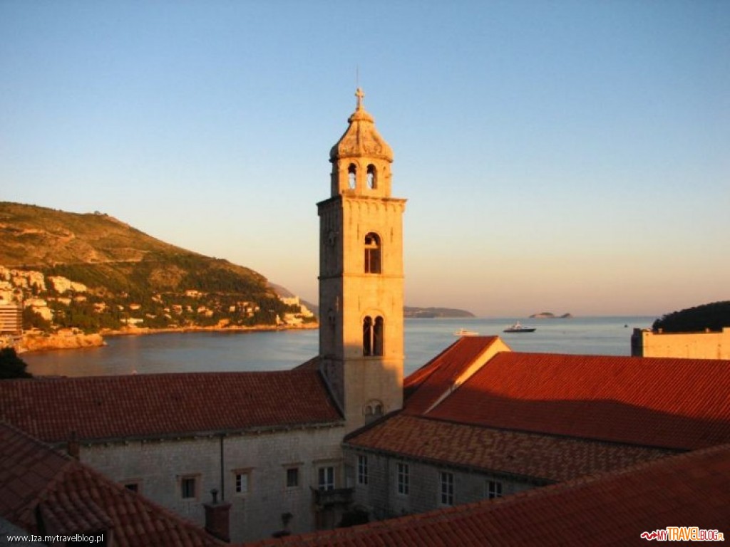 Czerwone dachy Dubrovnika w popołudniowym słońcu