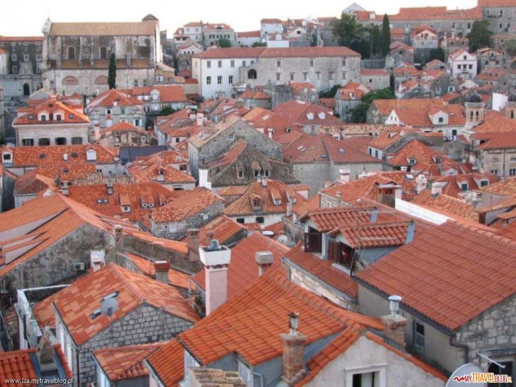 Czerwone dachy Dubrovnika w popołudniowym słońcu
