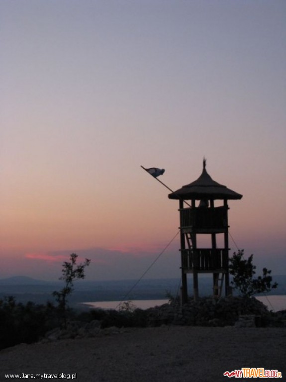Vidikovac-czyli wieża widokowa wykorzystywana w sytuacjach zagrożenia pożarowego. Z jednej strony poleca się piękny widok na Adriatyk i pobliskie wysepki, a z drugiej widok na największe słodkie jezioro Chorwacji, Jezioro Vransko