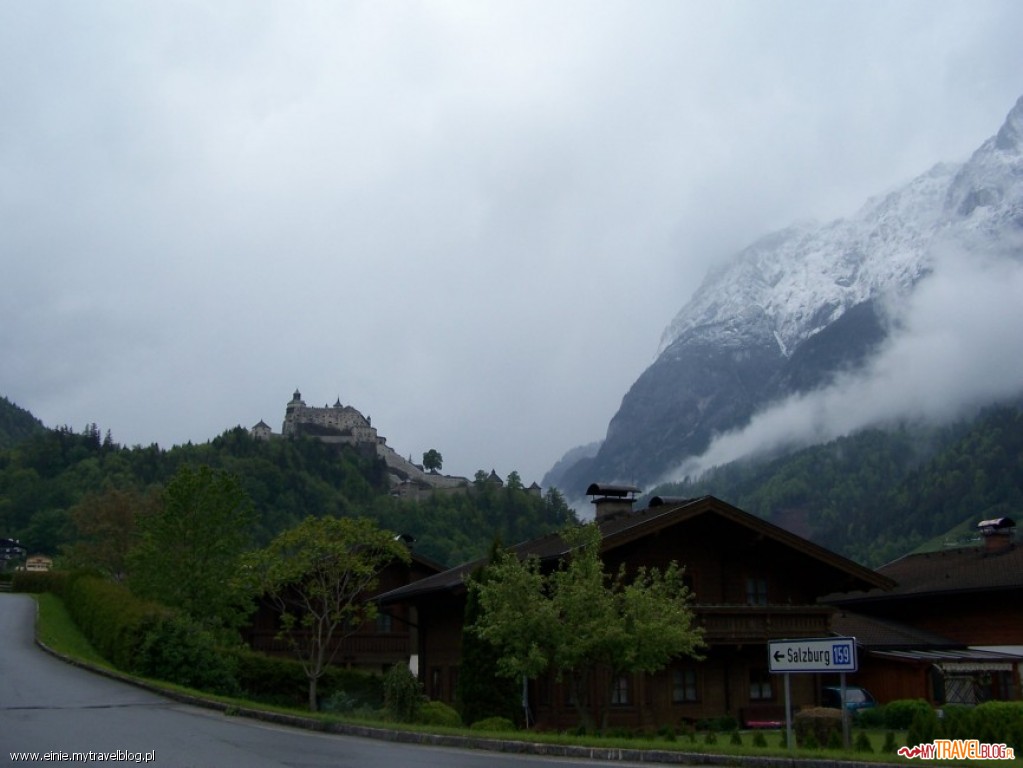 Z alpejskich mgieł wyłania się zamek w Werfen.