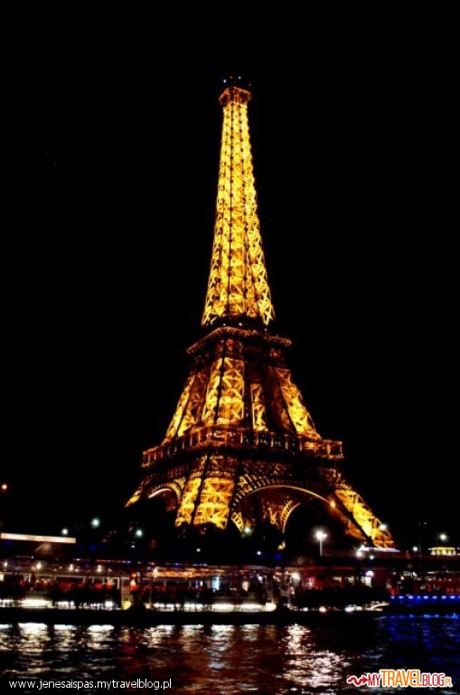 Wieczorny Paryż jest czarujący