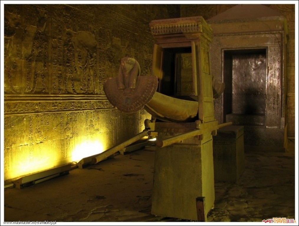 Wnętrze świątyni w Etfu